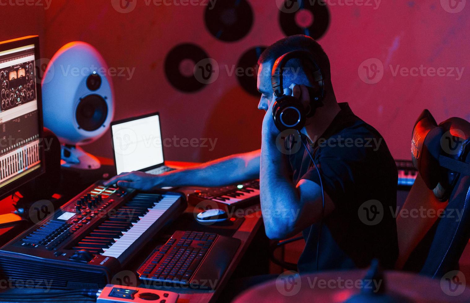 giovane cantato ingegnere Lavorando e miscelazione musica in casa nel il studio foto