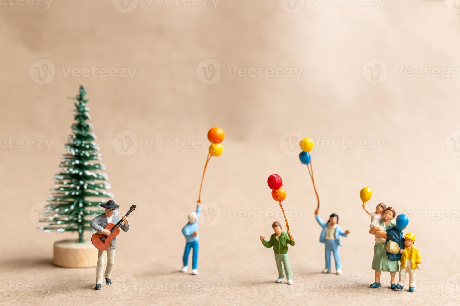 miniatura musicisti con un' chitarra nel il parco , concetti di Natale e un' contento nuovo anno foto