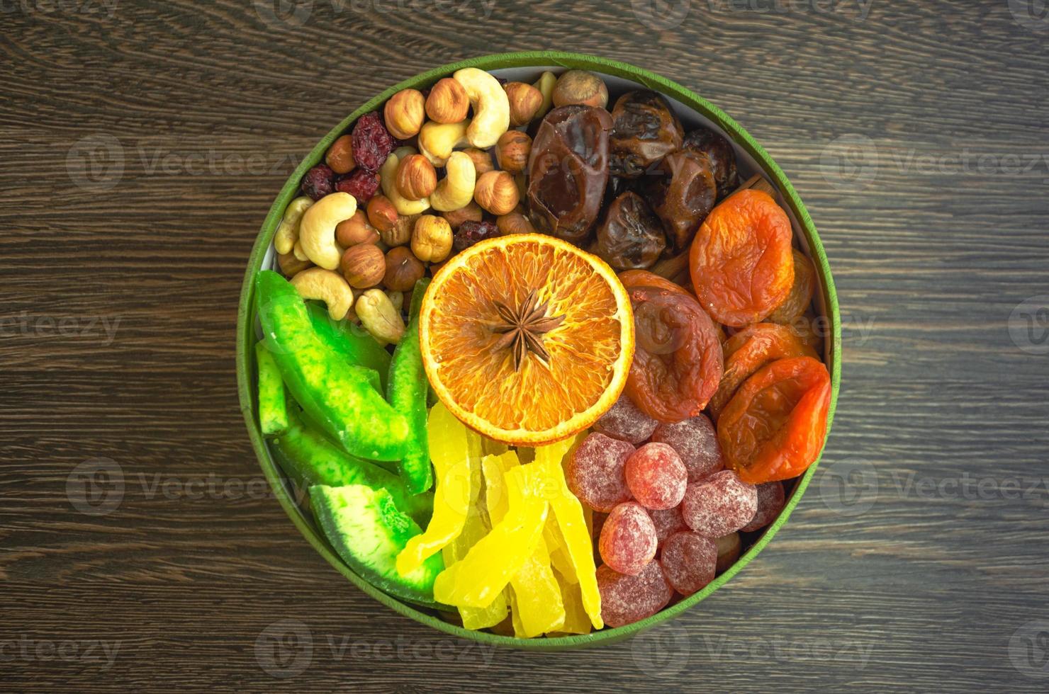 nel il scatola noccioline, secco frutta e canditi frutta, un' utile regalo foto