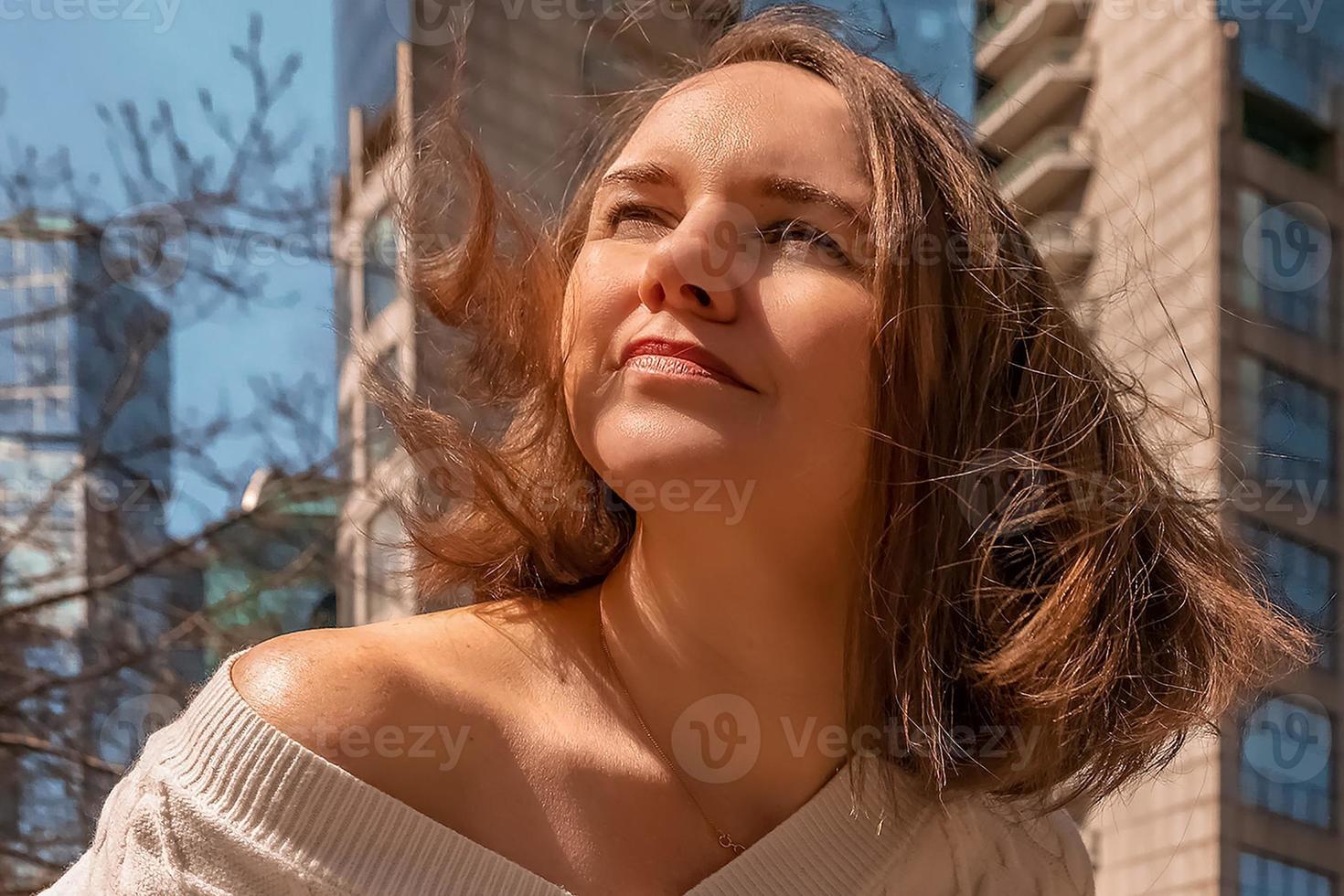 ritratto di un' giovane donna con volante capelli. parte inferiore Visualizza foto