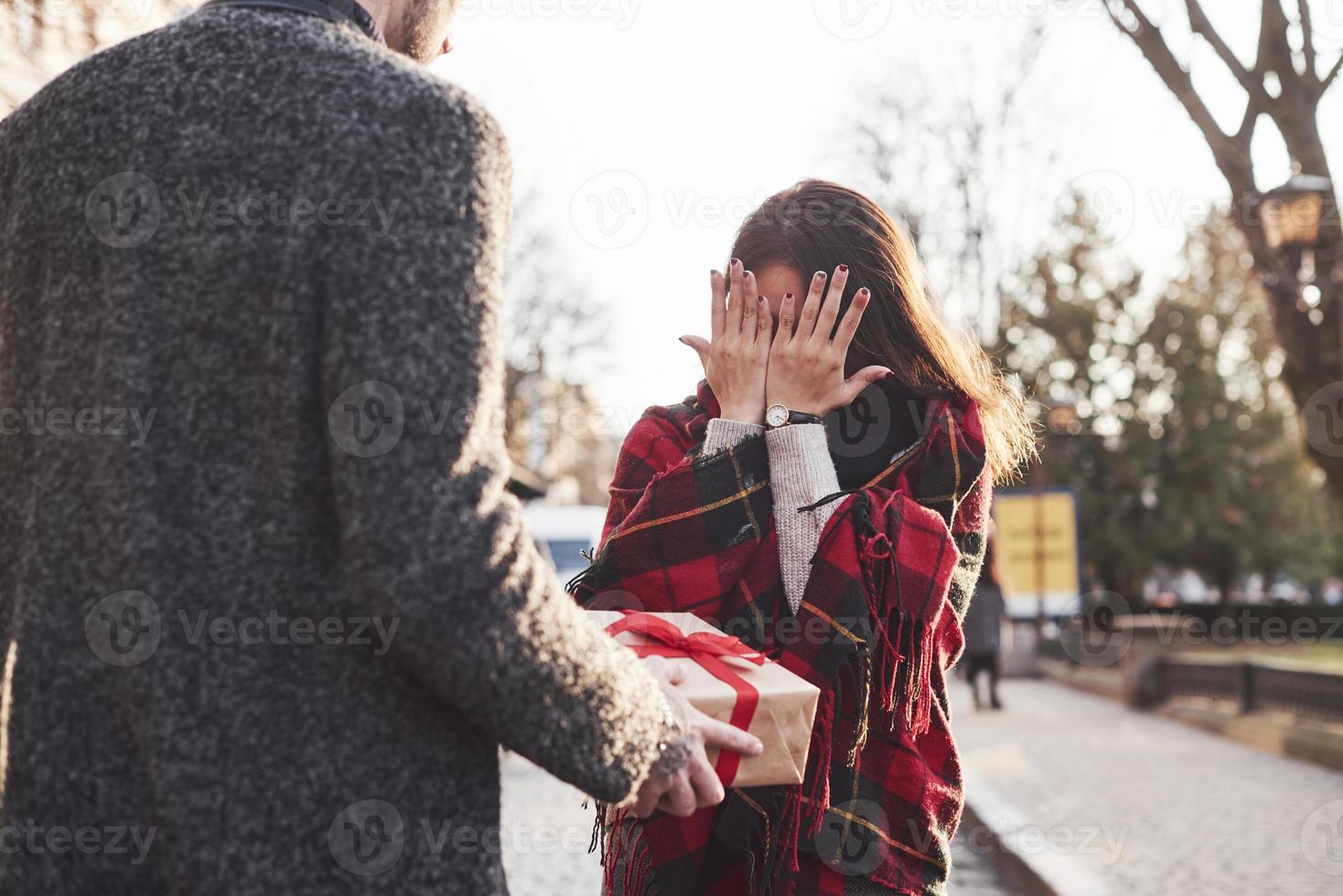 tempo per regali. Tenere regalo scatola. asiatico ragazza con sua caucasico fidanzato foto