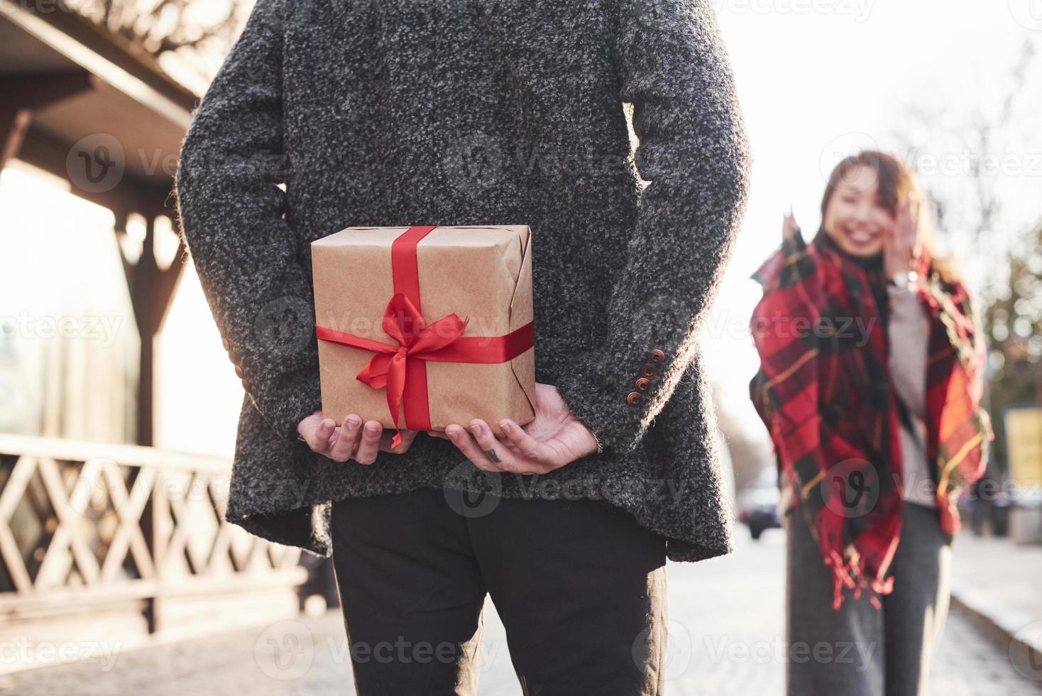 tempo per regali. Tenere regalo scatola. asiatico ragazza con sua caucasico  fidanzato 15248890 Stock Photo su Vecteezy