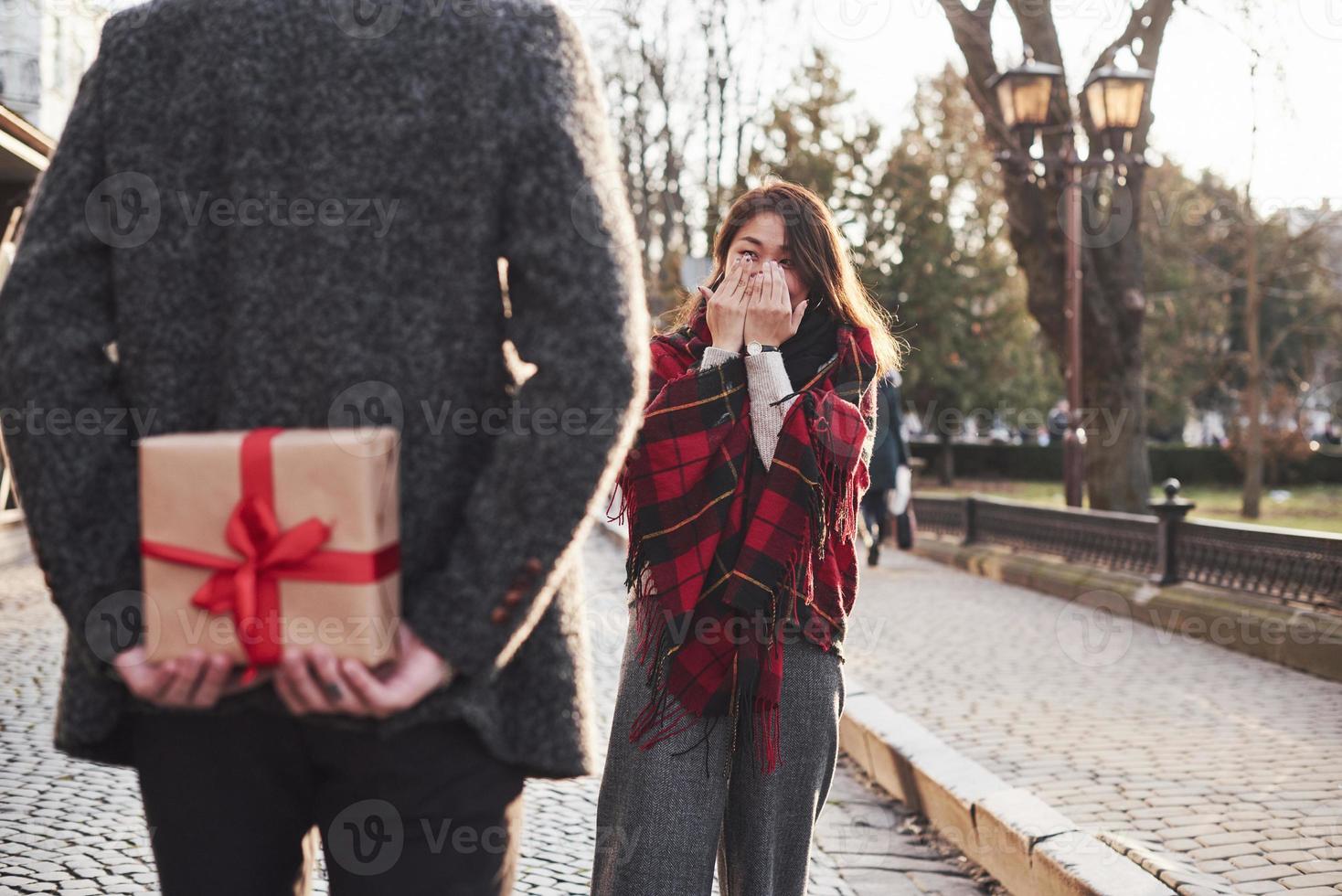 tempo per regali. Tenere regalo scatola. asiatico ragazza con sua caucasico fidanzato foto