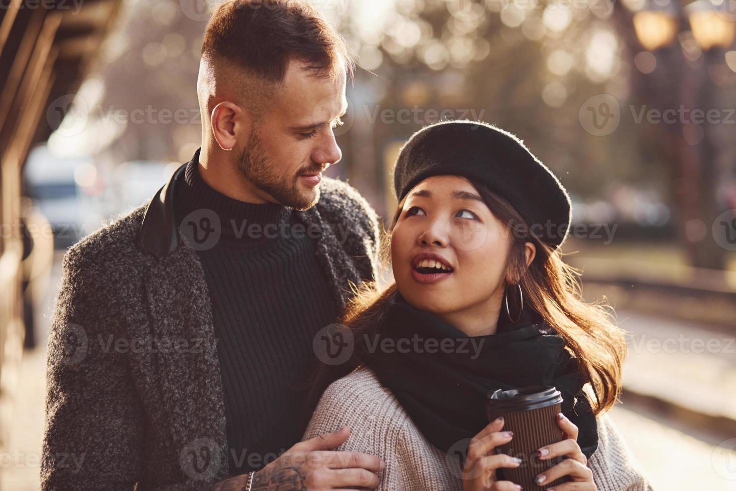 contento multirazziale coppia insieme all'aperto nel il città. asiatico ragazza con sua caucasico fidanzato foto