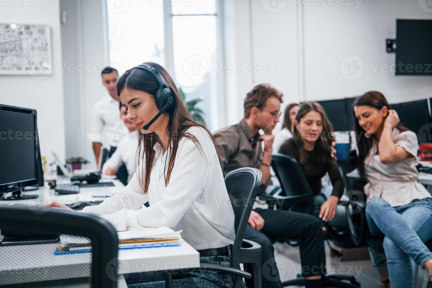 dentro di chiamata centro. giovane attività commerciale persone Lavorando insieme nel il moderno ufficio foto