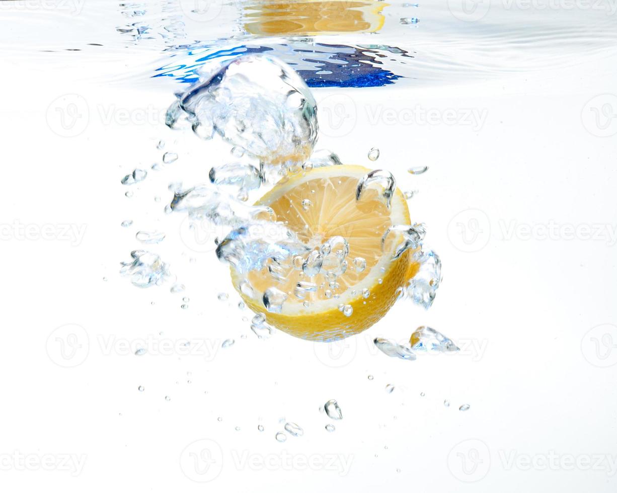 Limone nel il acqua foto