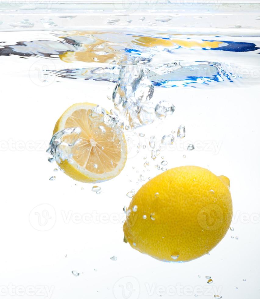 Limone nel il acqua foto