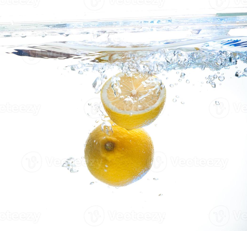 Limone nel il acqua foto