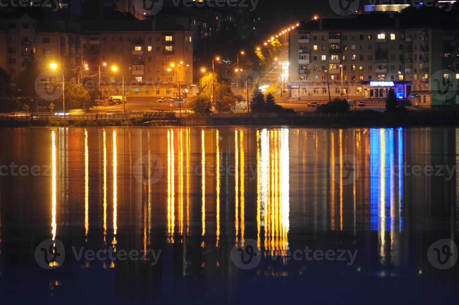 notte città riflessa nel il acqua foto