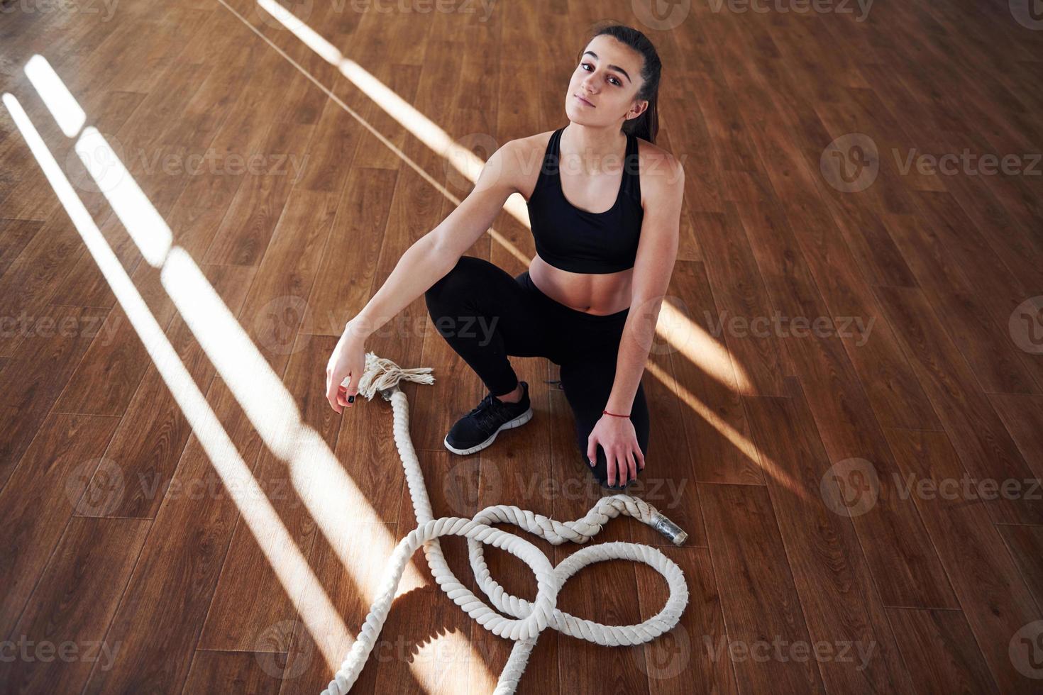 giovane sportivo donna nel abbigliamento sportivo stanco e avere un' rompere nel il Palestra foto