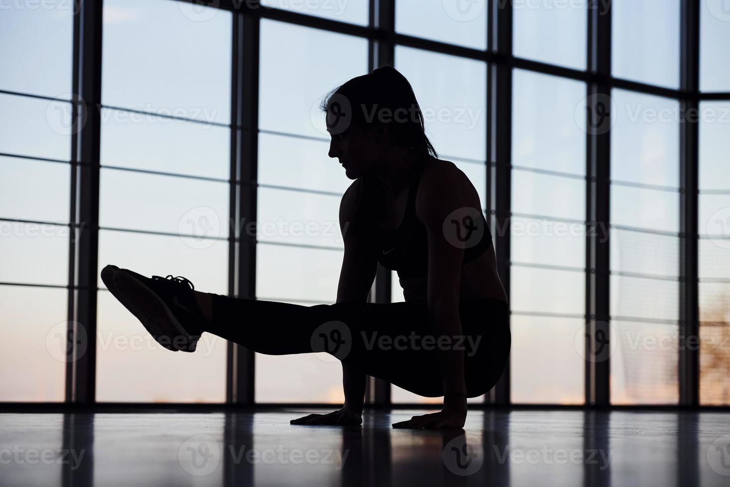 silhouette di giovane sportivo donna nel abbigliamento sportivo quello fare fitness nel il Palestra foto