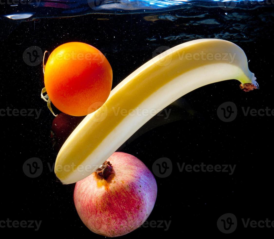frutta nel acqua foto