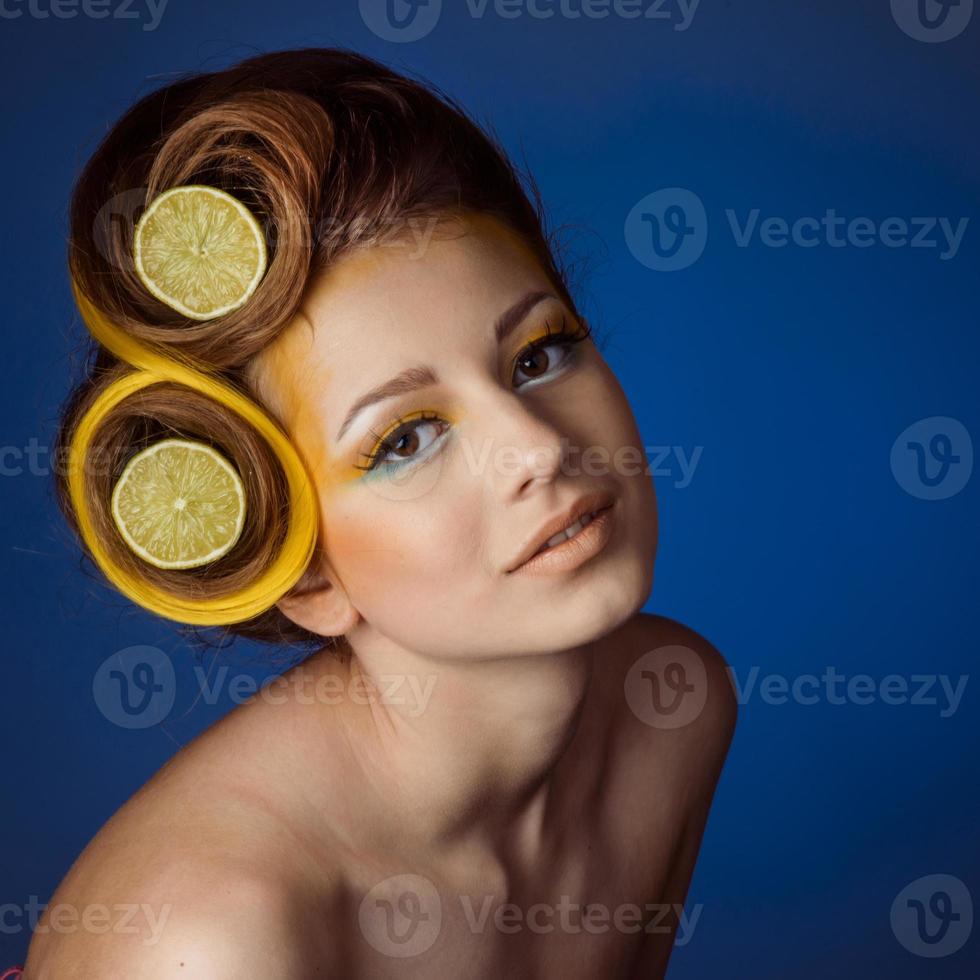 donna con frutta nel capelli foto