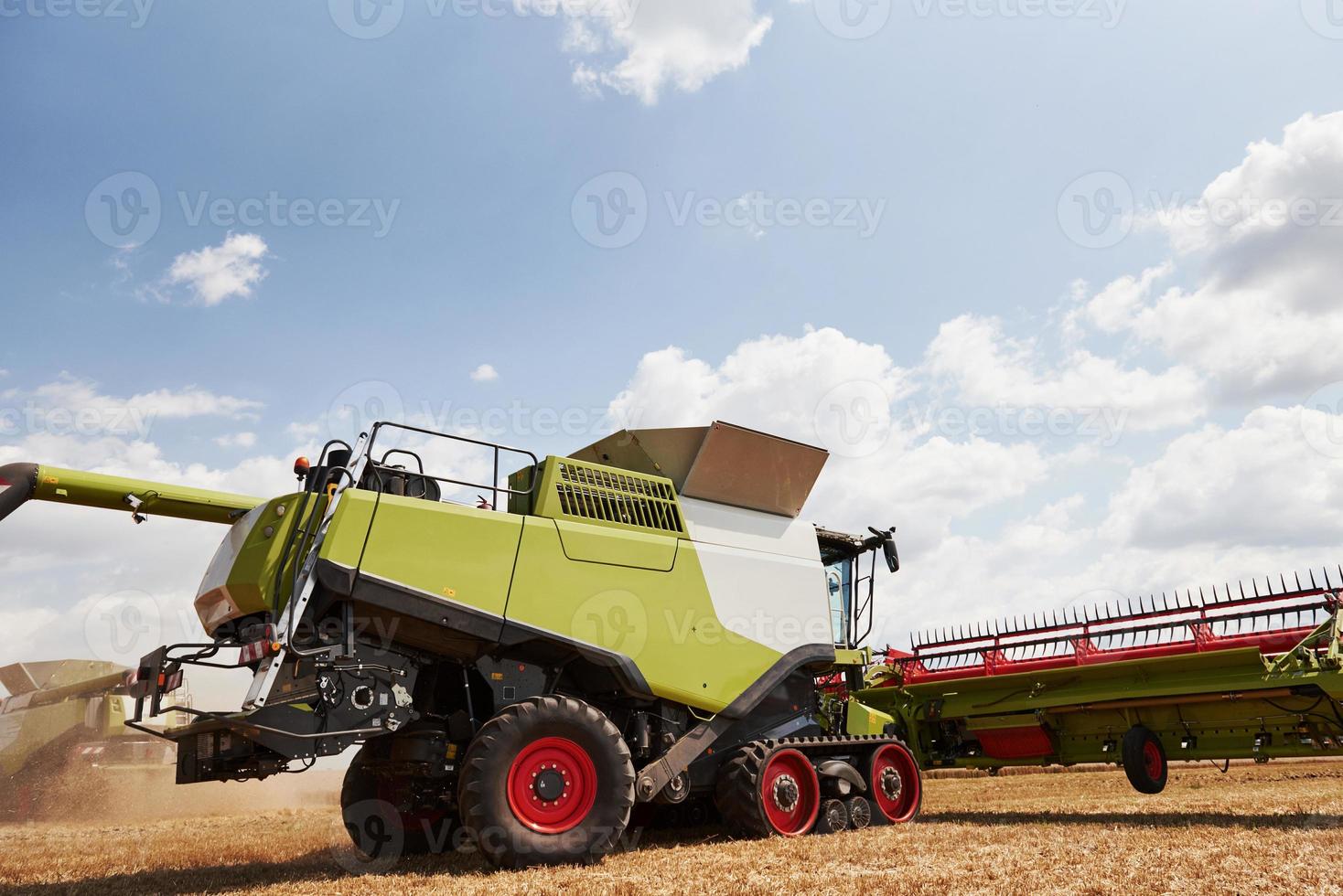 grande combinare mietitrici Lavorando nel agricolo campo a estate foto