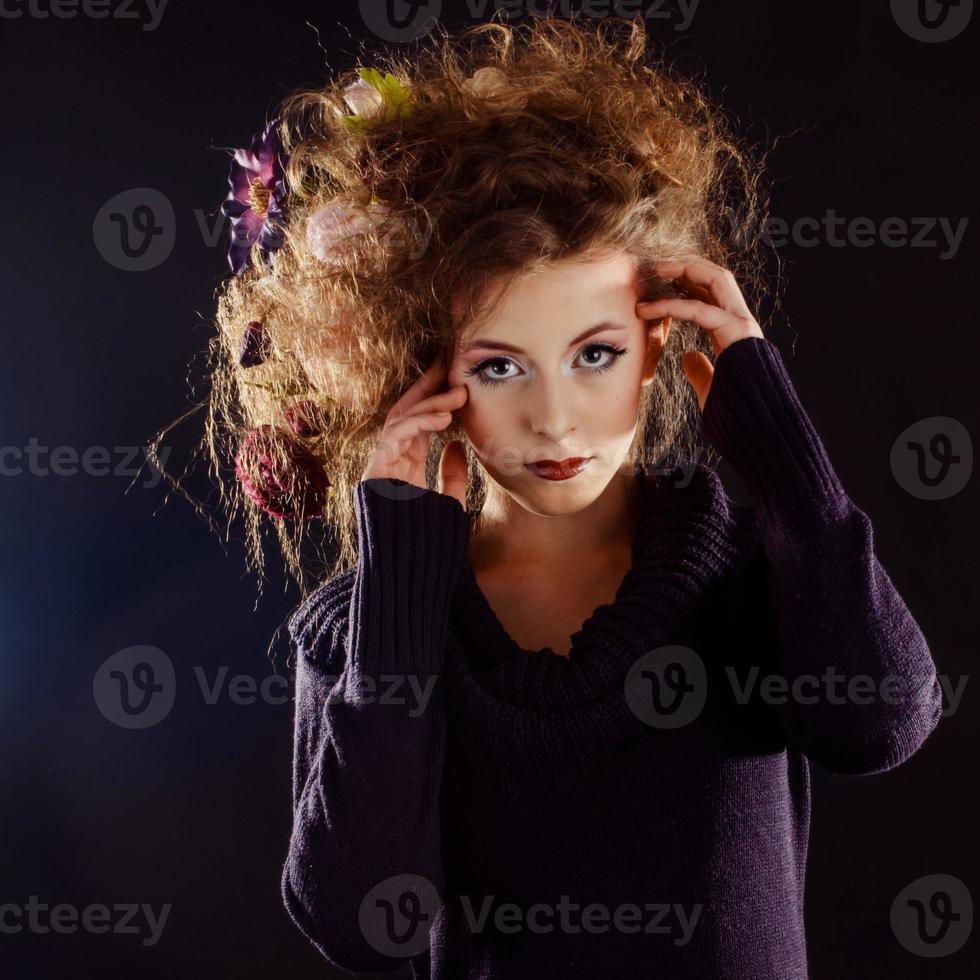 ragazza con i capelli ricci foto