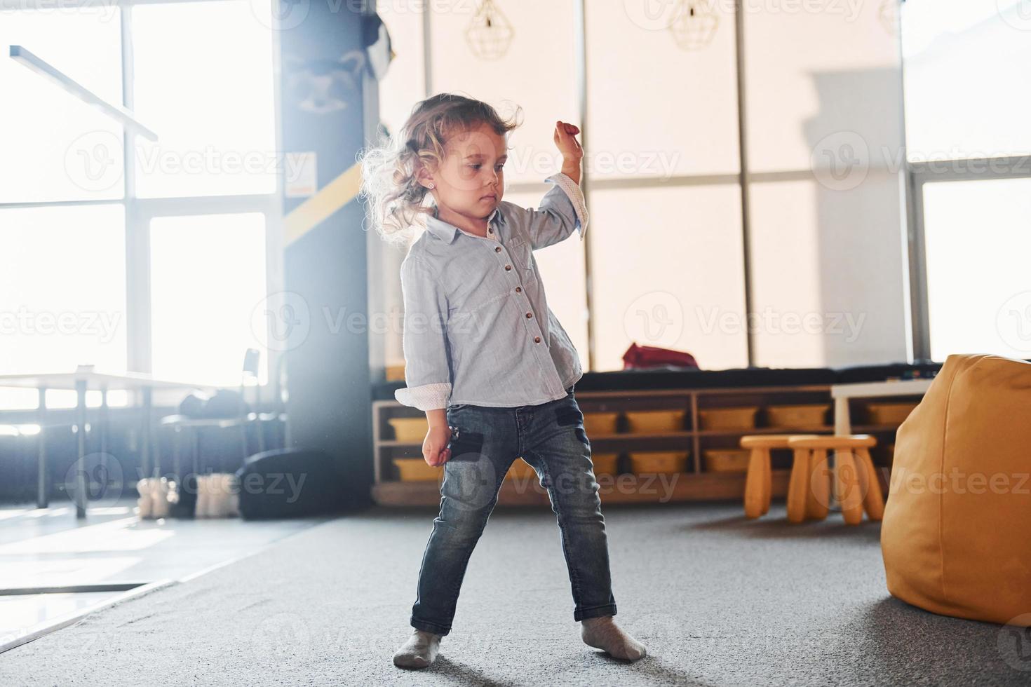 bambino nel casuale Abiti avere divertimento nel stanza dei giochi a fine settimana tempo foto