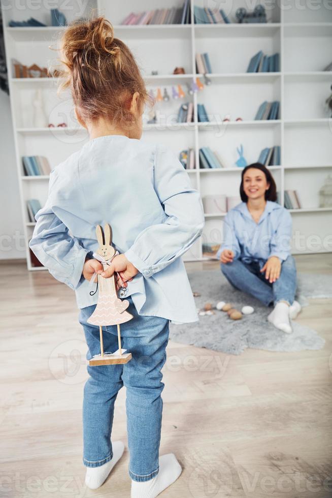 poco ragazza fa sorpresa per madre e dando sua fatto a mano coniglietto foto