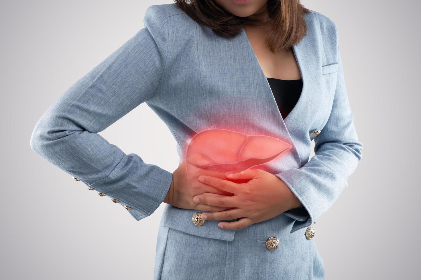 il foto di fegato su donna di corpo contro grigio sfondo, epatite, concetto con assistenza sanitaria e medicinale.