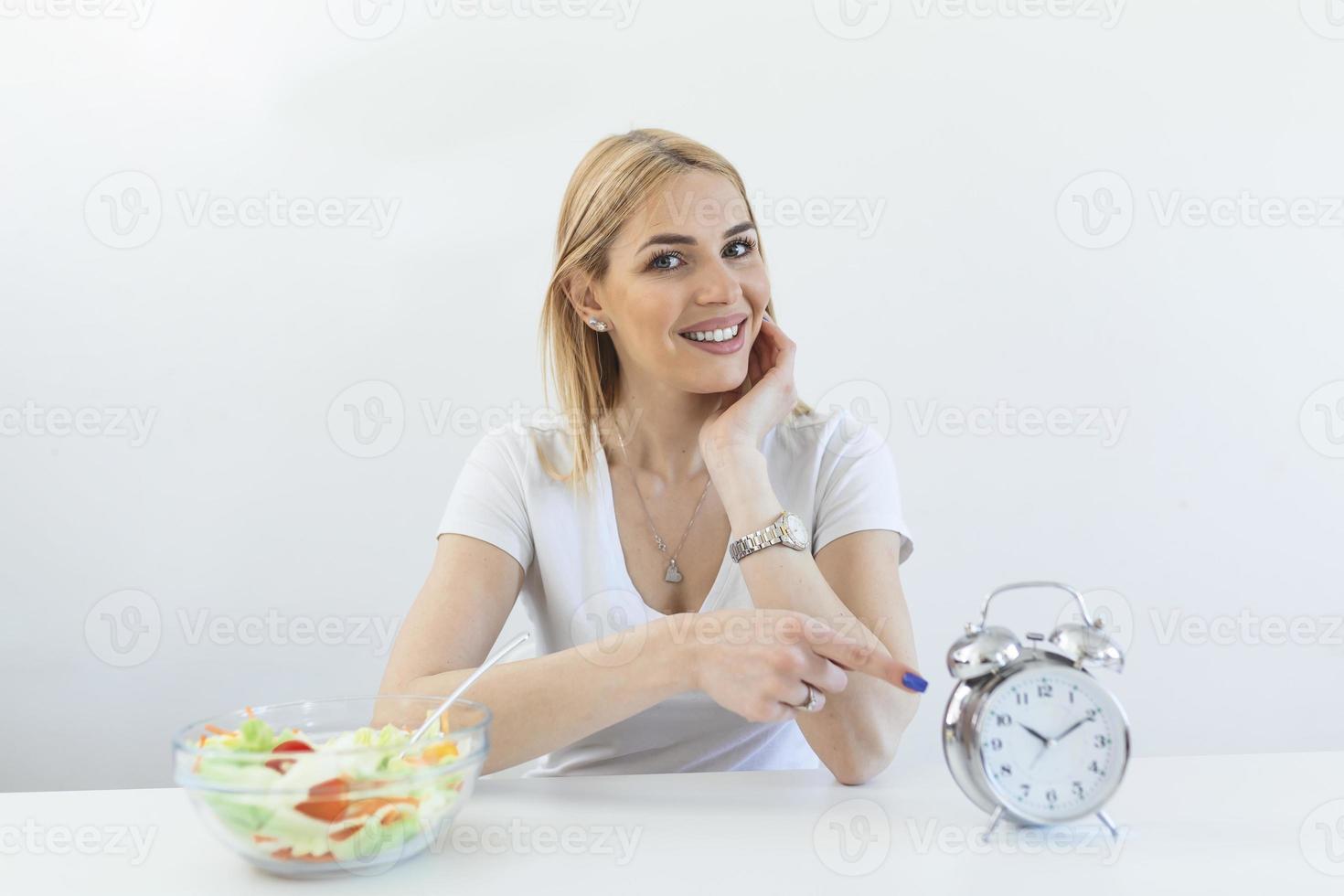 tempo per perdere peso , mangiare controllo o tempo per dieta concetto. retrò allarme orologio nel quale donna rendere intermittente digiuno con un' salutare cibo di insalata. foto