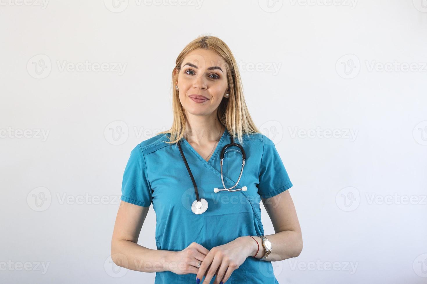 giovane femmina medico medico Lavorando a il ospedale e medico personale. infermiera sta e sorrisi lei è indossare scrub e un' stetoscopio. foto