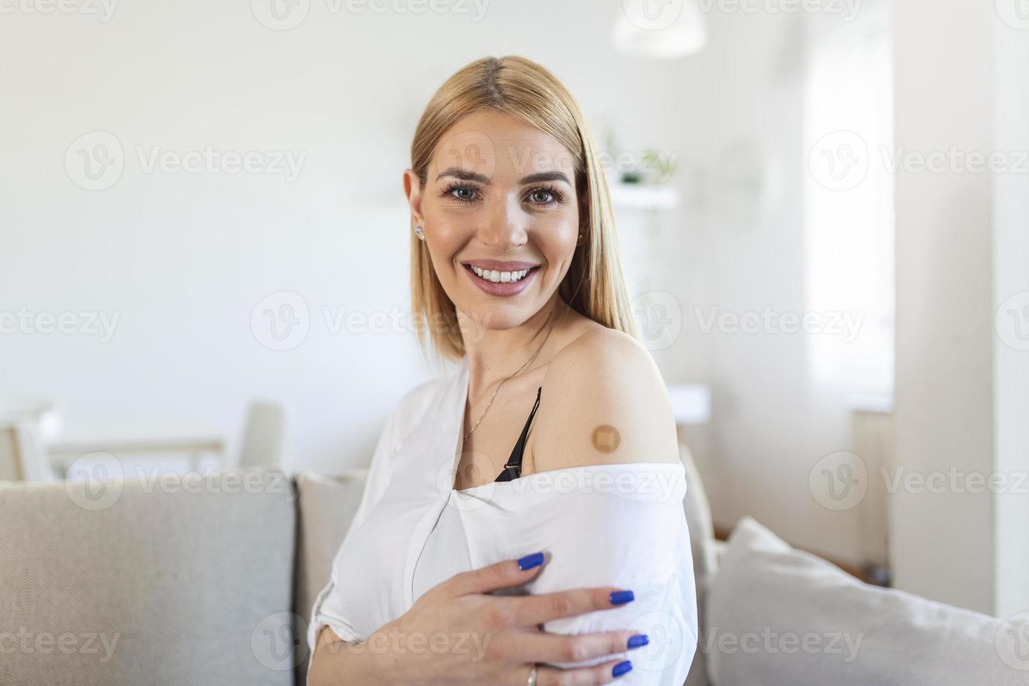 giovane donna con adesivo bendare su sua braccio dopo corona virus vaccino. primo aiuto. medico, farmacia e assistenza sanitaria concetto. foto