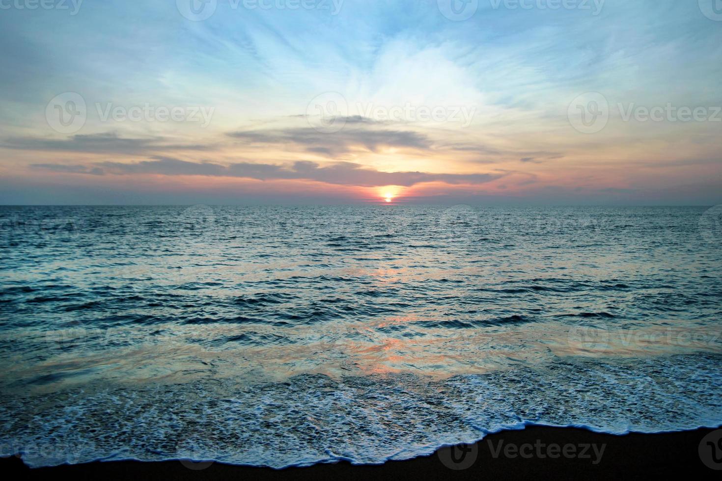 il panoramico Visualizza su un' mare e sabbia spiaggia con colorato tramonto. Phuket, Tailandia. foto