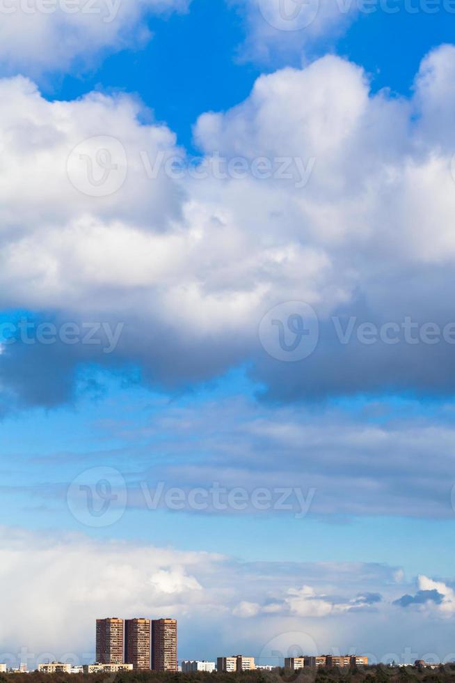 nuvole al di sopra di urbano appartamento case foto