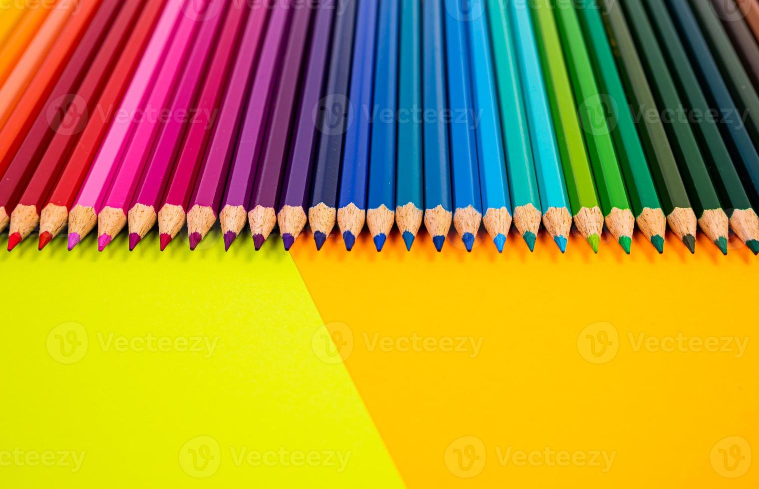 multicolore matite su multicolore sfondo, vicino su, copia spazio, moderno arte. moderno design foto