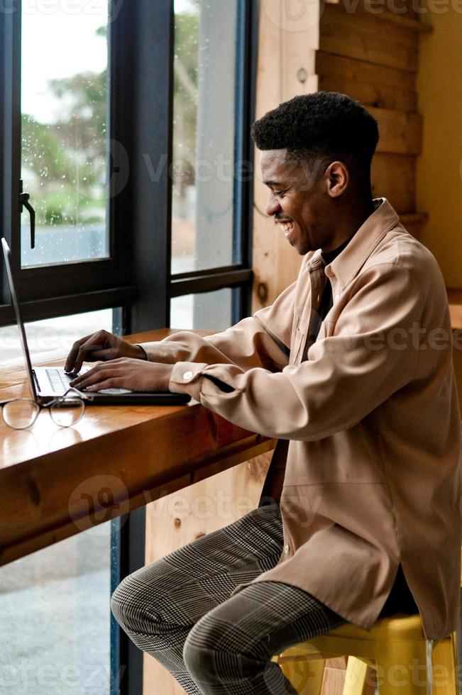 nero attività commerciale uomo Lavorando foto