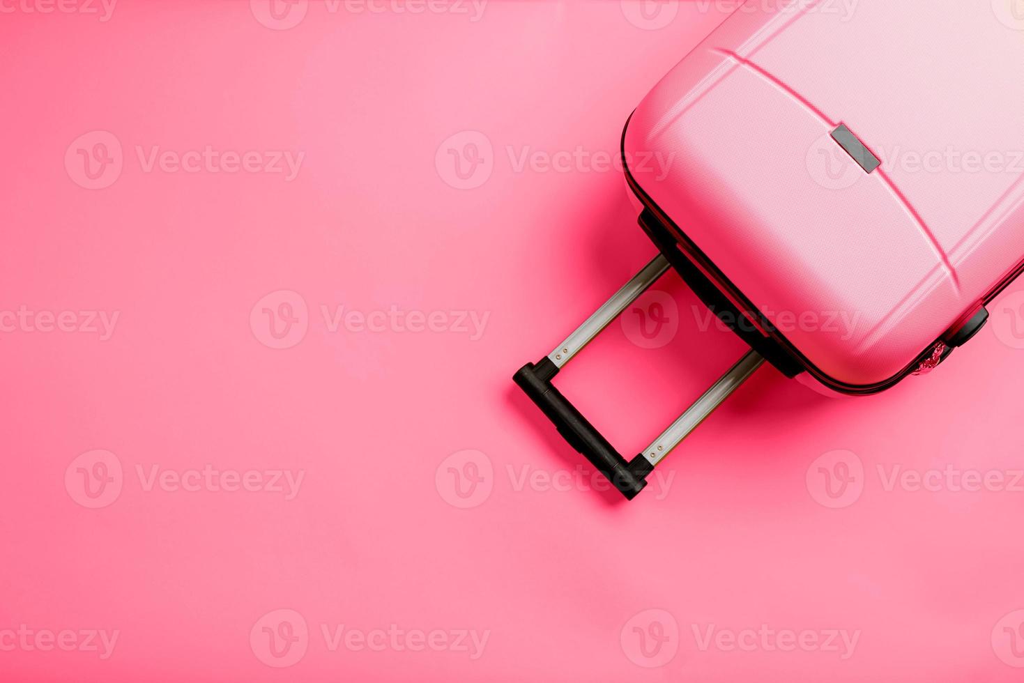 superiore Visualizza viaggio Borsa o valigia su solido viola sfondo copia spazio. turista essenziali foto
