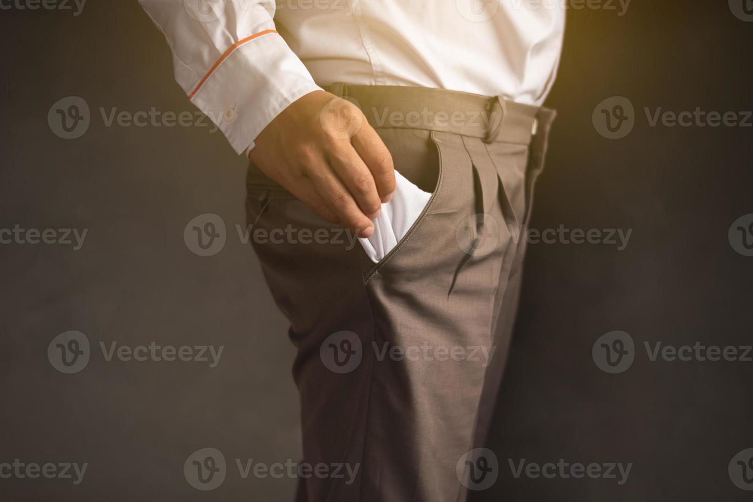 un' attività commerciale uomo con vuoto pantaloni Borsa, finanziario crisi e povero reddito economia foto
