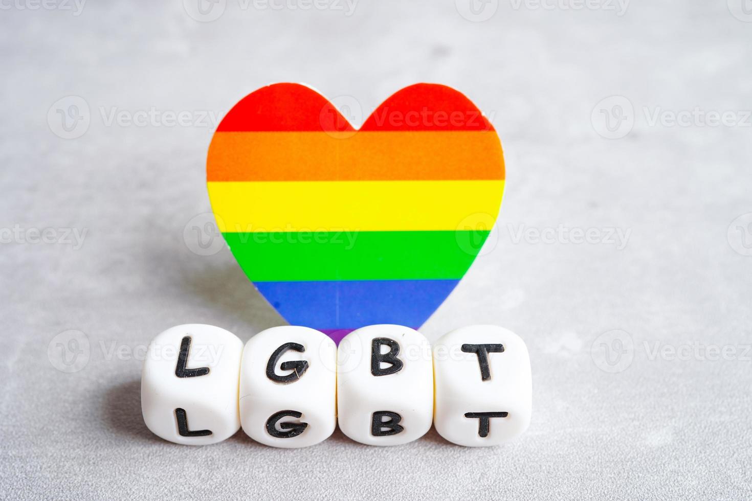 lgbt testo personaggio con arcobaleno bandiera cuore per simbolo di orgoglio mese lesbica, gay, bisessuale, transgender, umano diritti, tolleranza e pace. foto