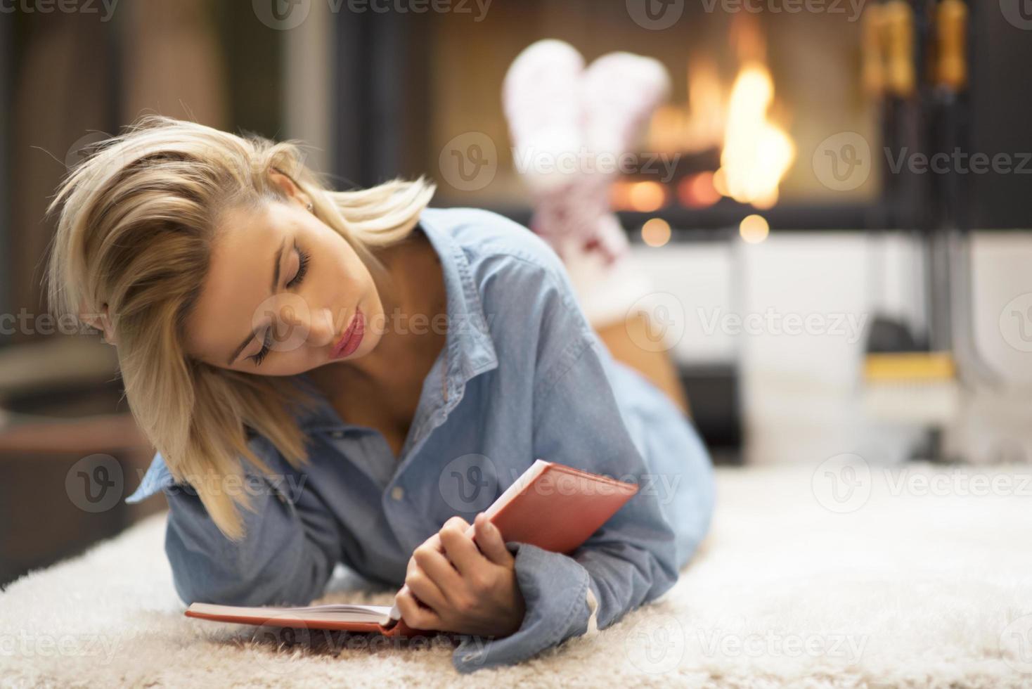 bionda donne di un' fuoco posto lettura un' libro. vita scaletta concetto foto