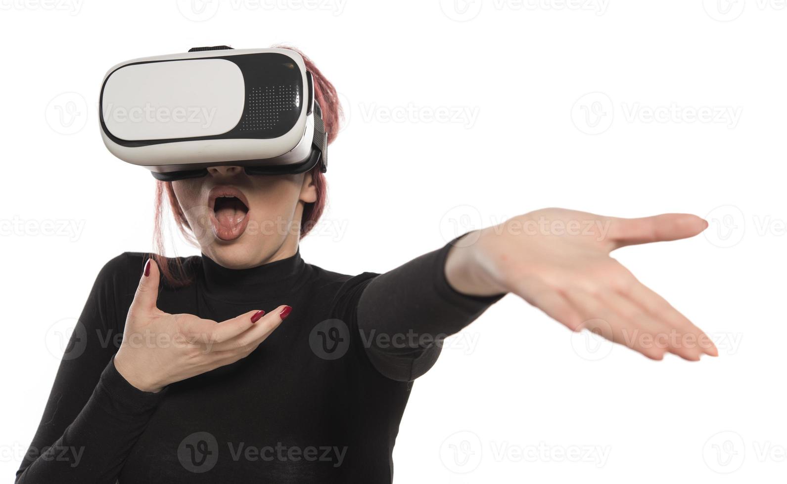 bella carino eccitato femmina nel vr cuffia guardare su e provando per toccare oggetti nel virtuale la realtà foto