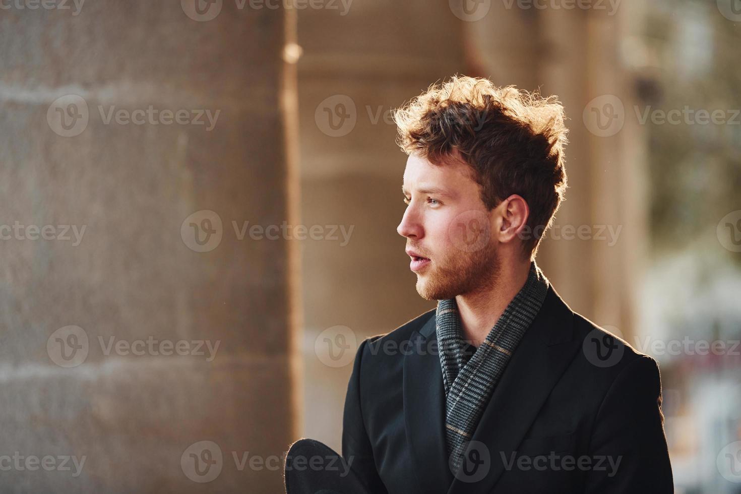 ritratto di elegante giovane uomo nel formale di classe Abiti quello all'aperto nel il città foto