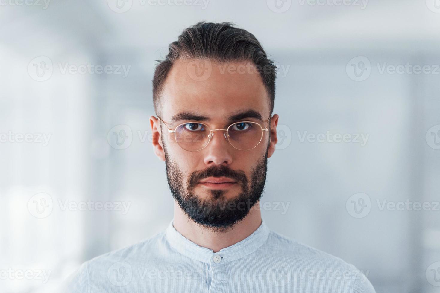 ritratto di giovane bello uomo nel formale Abiti in casa nel il ufficio a giorno foto