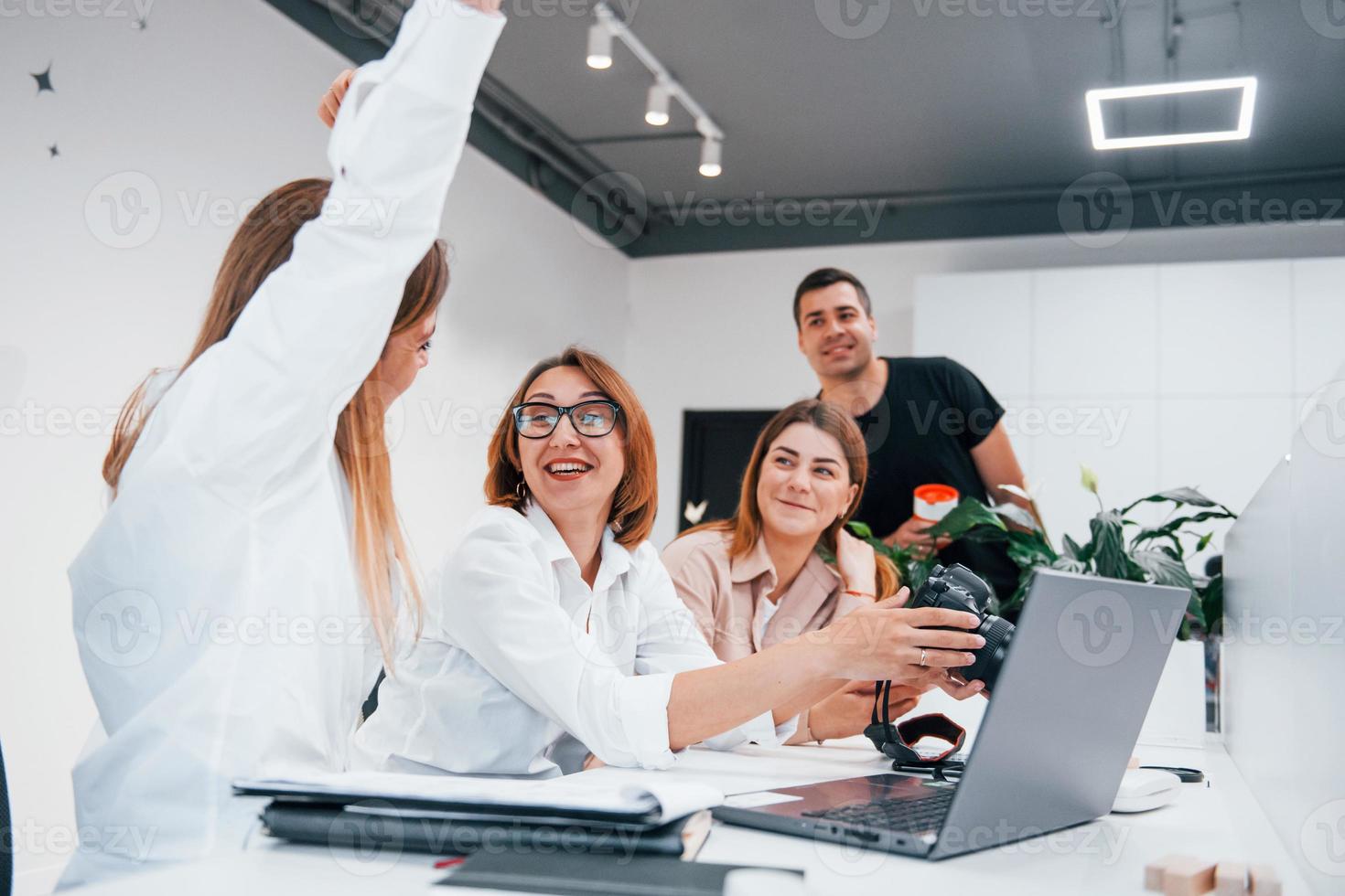 davanti Visualizza di gruppo di attività commerciale persone nel formale Abiti Lavorando in casa nel il ufficio foto