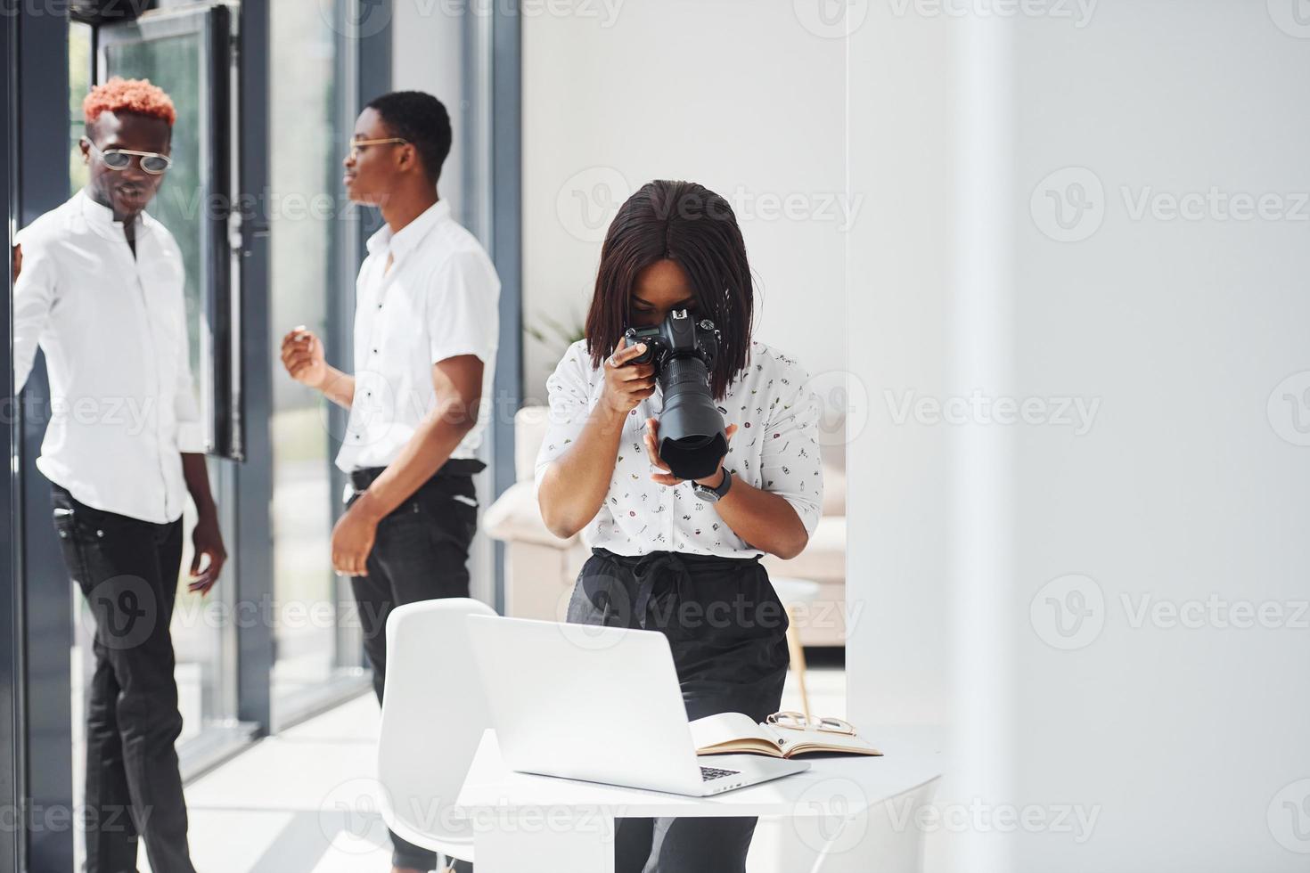 donna analisi telecamera. gruppo di africano americano attività commerciale persone Lavorando nel ufficio insieme foto