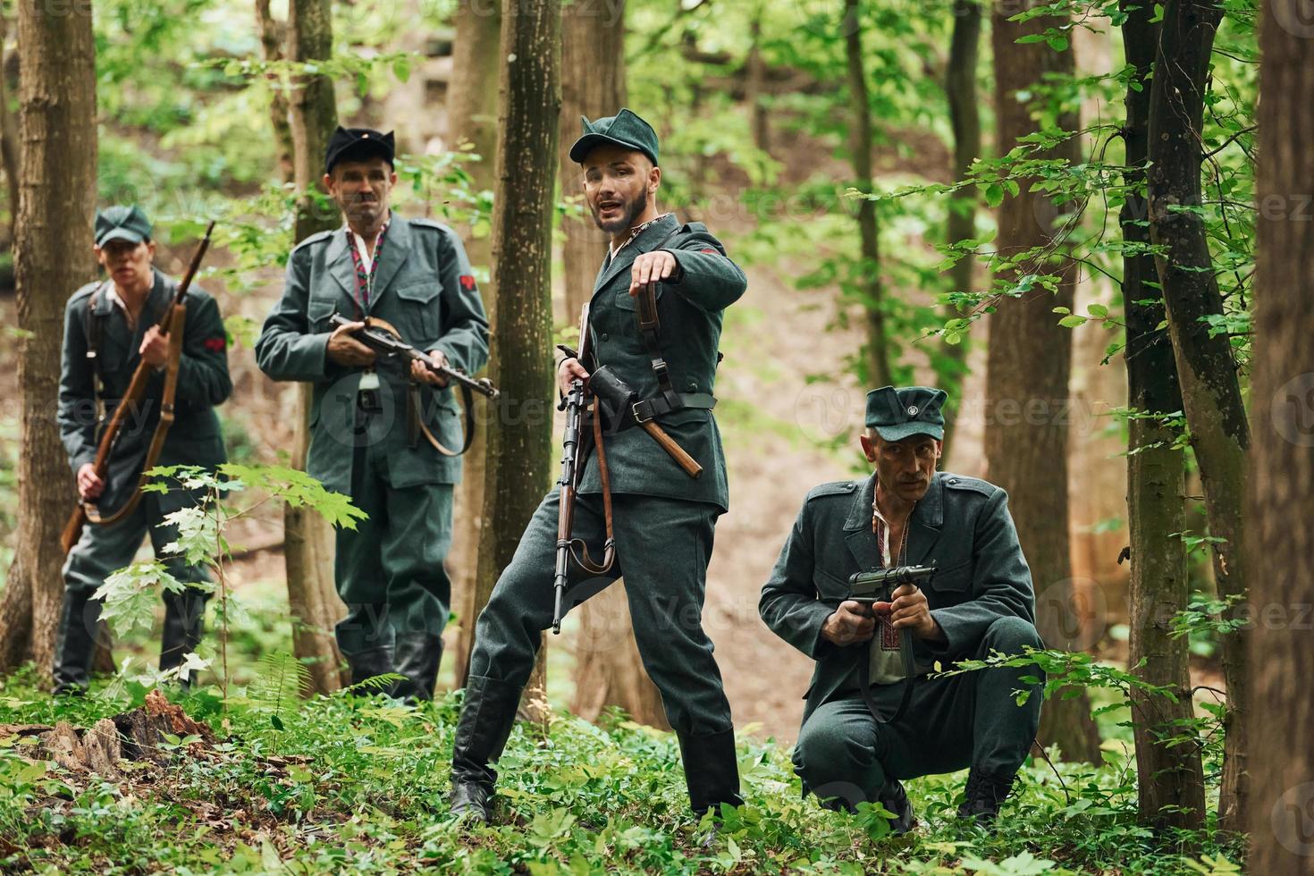 ternopil, Ucraina - giugno 2020 upa ucraino ribelle esercito film riprese. immagini di dietro le quinte. giovane e vecchio soldati con Armi è attaccare foto