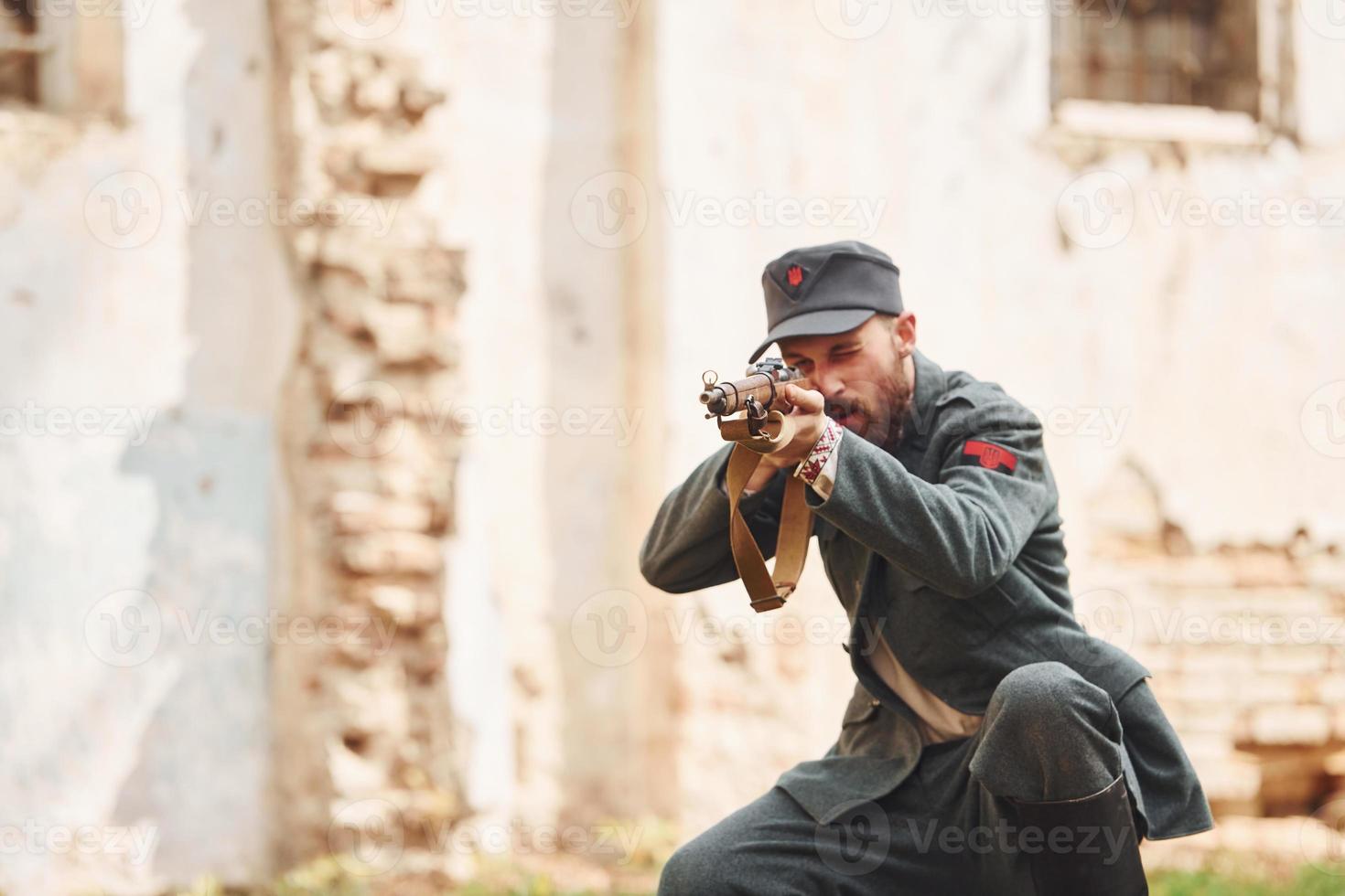 ternopil, Ucraina - giugno 2020 upa ucraino ribelle esercito film riprese. immagini di dietro le quinte. giovane soldato con arma vicino vecchio edificio foto