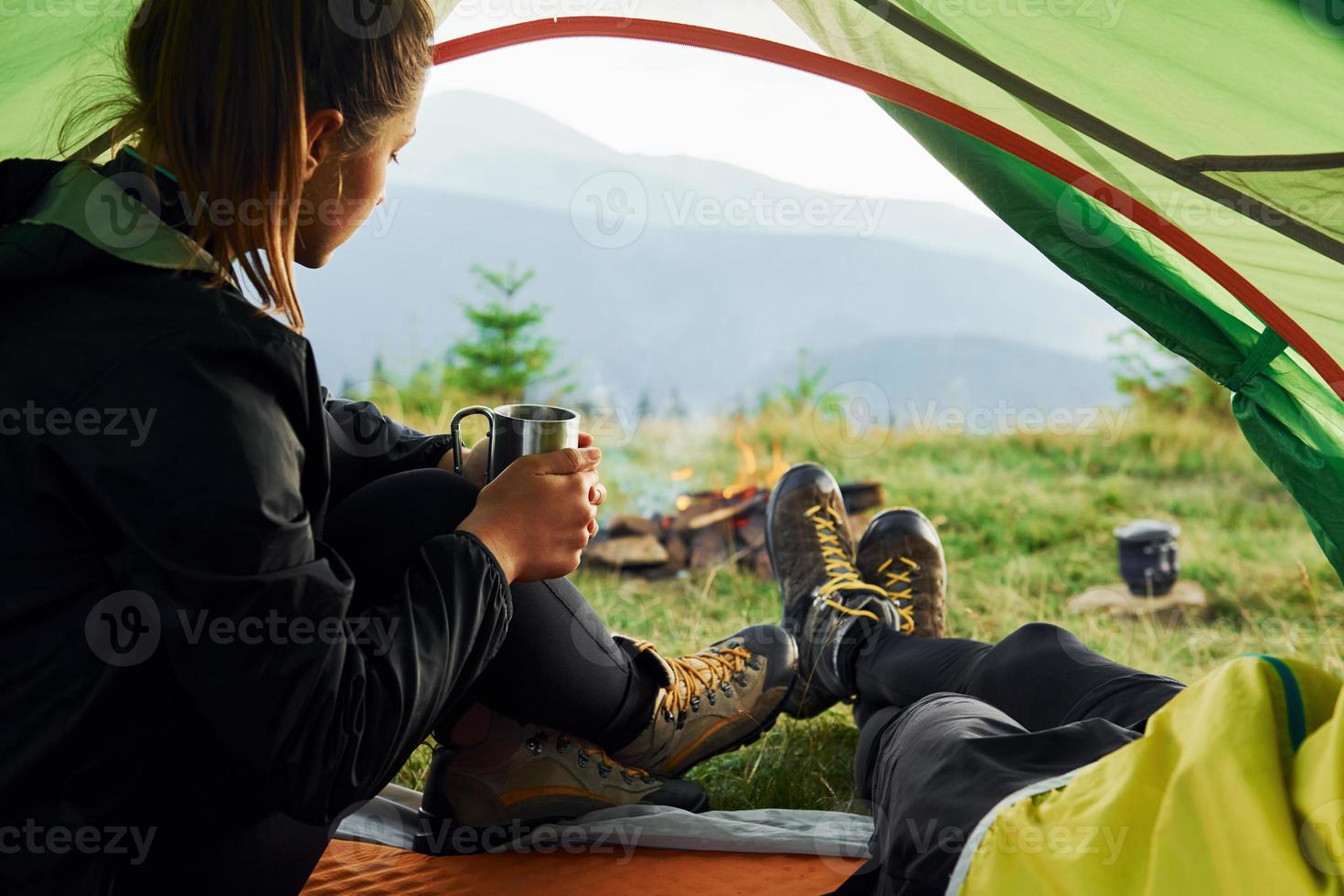 uomo e donna dentro di tenda insieme. maestoso carpazi montagne. bellissimo paesaggio di intatto natura foto