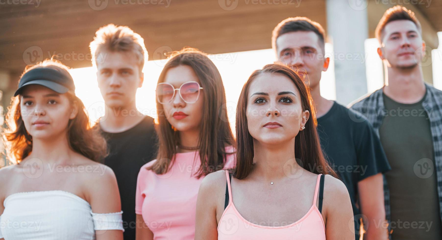 gruppo di protestare giovane persone quello in piedi insieme. attivista per umano diritti o contro governo foto