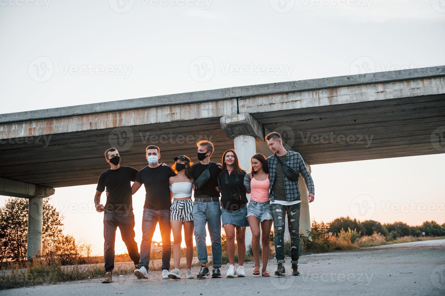 Abbracciare una persona ogni Altro. gruppo di giovane allegro amici avendo divertimento insieme. festa all'aperto foto