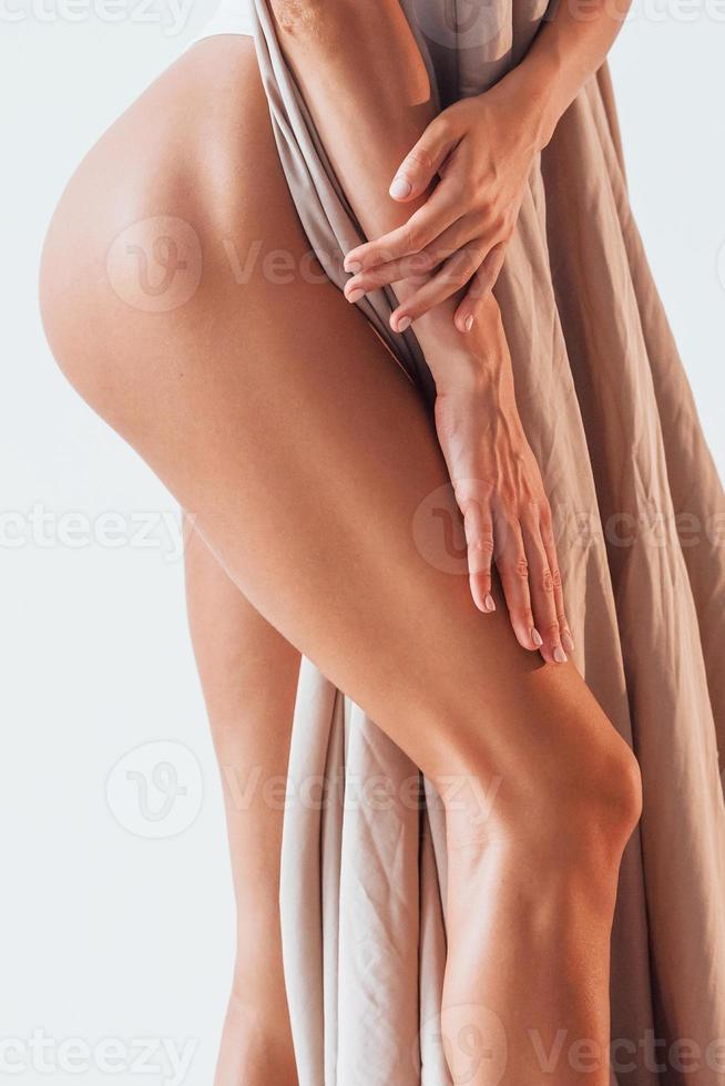 in piedi e copertura corpo di stoffa. bellissimo donna è nel il studio foto