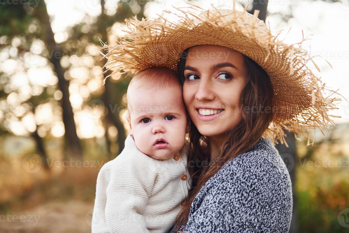 giovane madre con sua poco bambino riposa all'aperto a autunno stagione foto