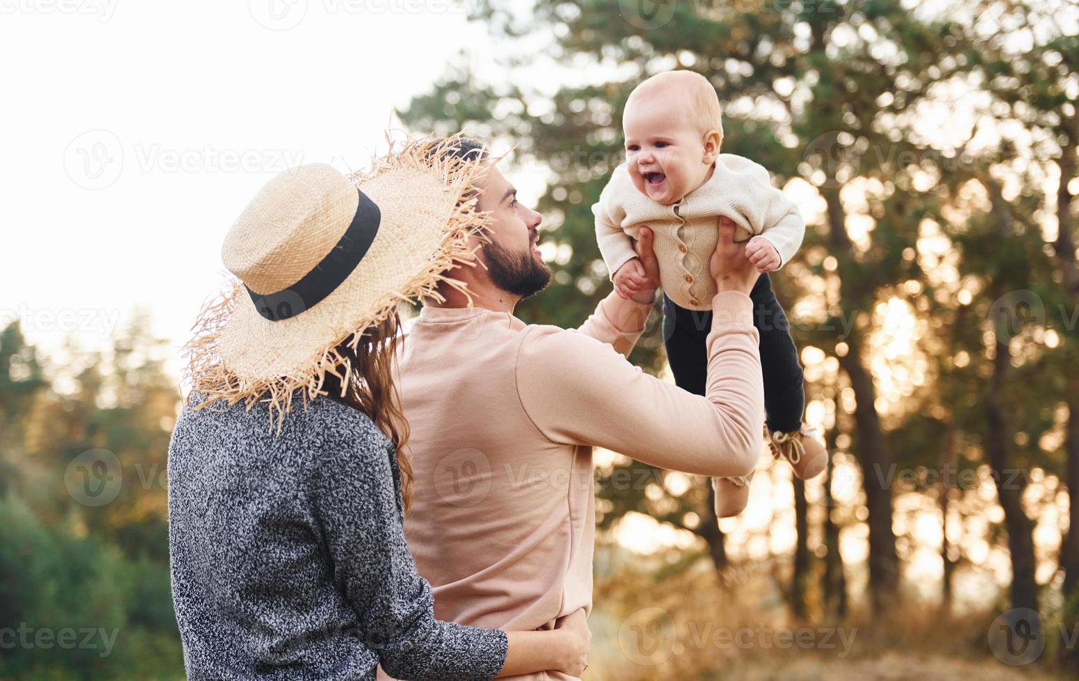 unità di il le persone. contento famiglia di madre, famiglia e poco bambino riposa all'aperto. bellissimo soleggiato autunno natura foto