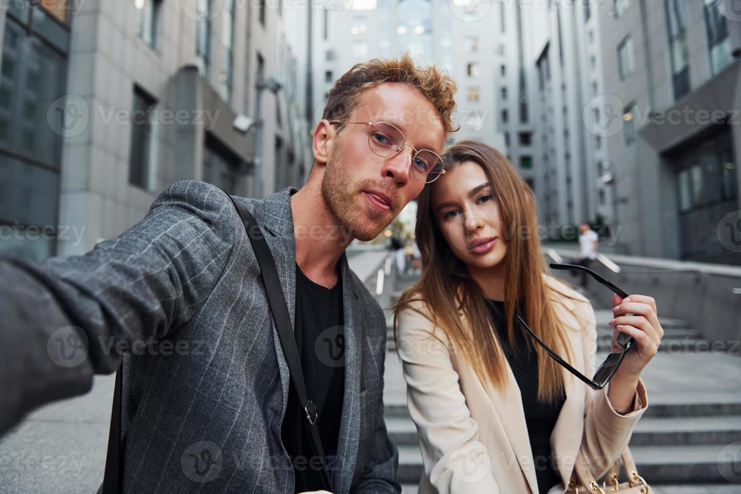 fa autoscatto. donna e uomo nel il cittadina a giorno. bene vestito persone foto