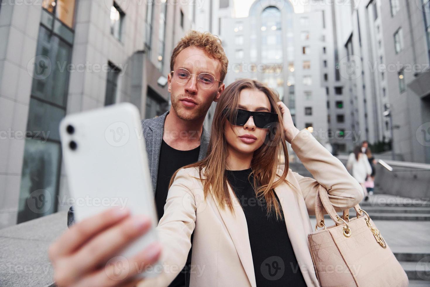 fa autoscatto. donna e uomo nel il cittadina a giorno. bene vestito persone foto