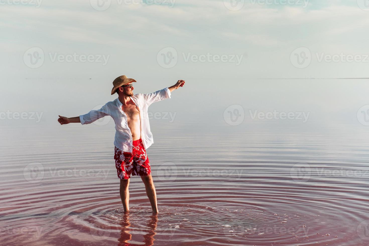 godendo maestoso Visualizza. uomo nel cappello e casuale Abiti passeggiate su lago a jarilgach isola, Ucraina foto