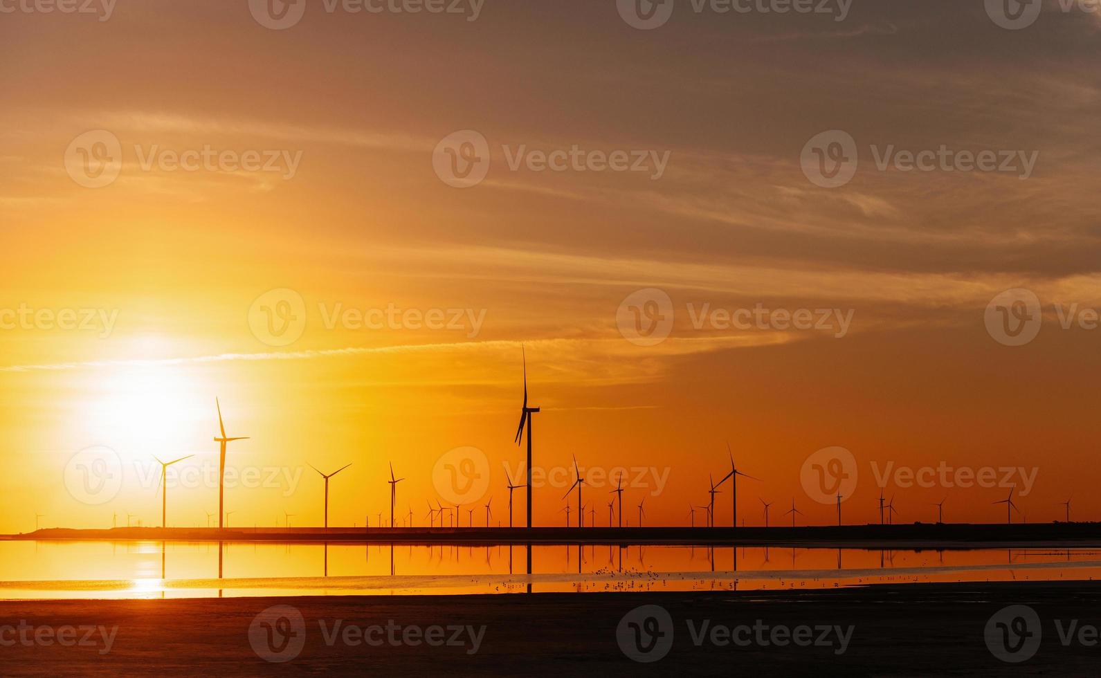 molti di mulini a vento su il jarilgach isola, Ucraina. tramonto tempo foto